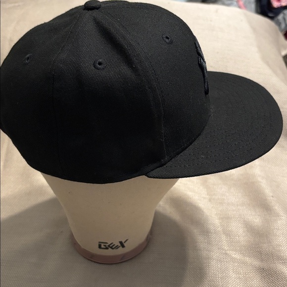 New Era 9Fifty NY Yankees MLB Black on Black SnapBack Hat - Picture 6 of 8